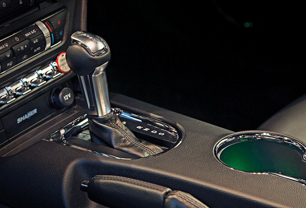 10-speed automatic gearbox shifter in Ford Mustang S550